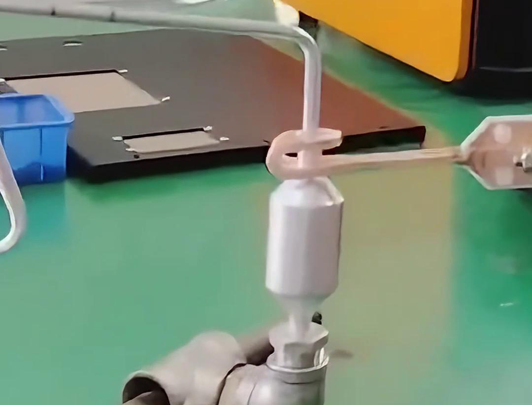铝管铝储液器正在进行钎焊，用的是手持式高频感应焊机