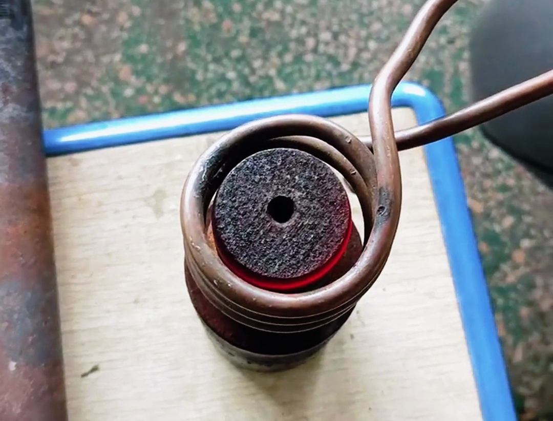 实心棒料加热实验，采用了25KW的软链接高频感应加热设备进行加热