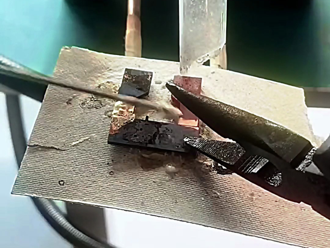 客户邮寄的铜件样品，要求用高频感应焊机钎焊，打样焊接测试效果是否合格 