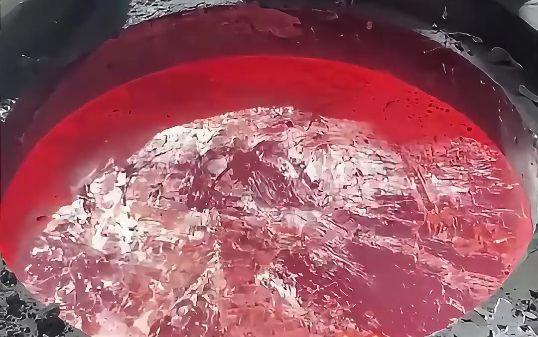 200公斤铝熔炼炉内部揭秘！高温下的红色液体太震撼了